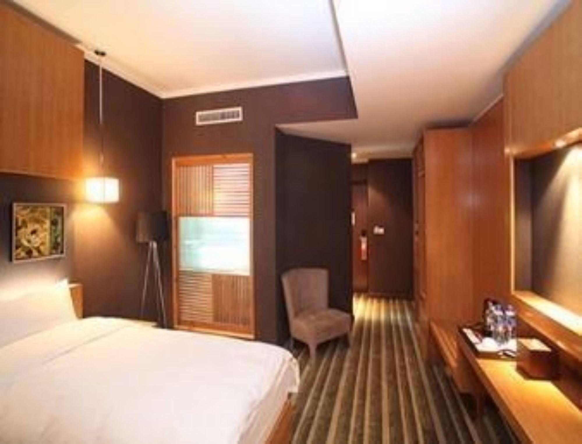 Ramada Ulaanbaatar City Center מראה חיצוני תמונה